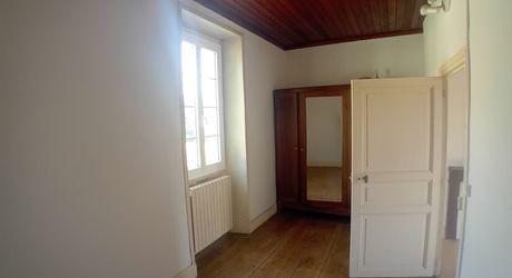    Gourdon, Maison en Pierre  à rafarichir  avec hangar et garage 