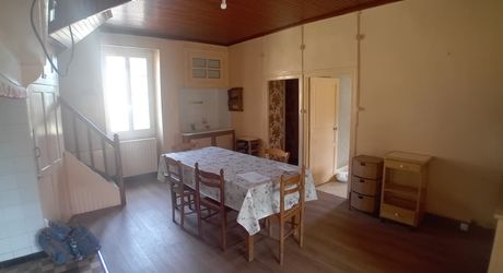    Gourdon, Maison en Pierre  à rafarichir  avec hangar et garage 