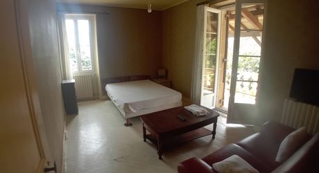    Gourdon, Maison en Pierre  à rafarichir  avec hangar et garage 