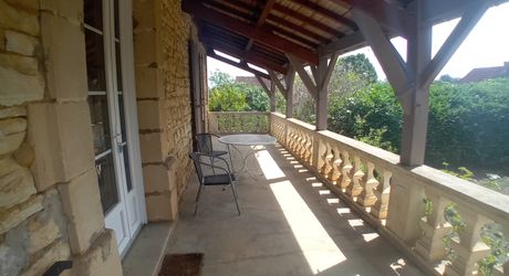    Gourdon, Maison en Pierre  à rafarichir  avec hangar et garage 