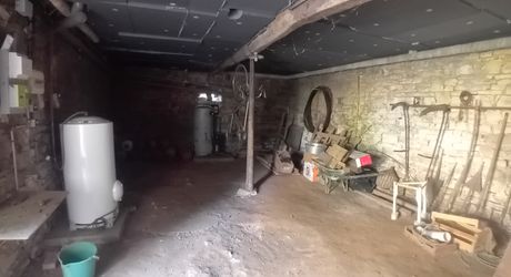    Gourdon, Maison en Pierre  à rafarichir  avec hangar et garage 