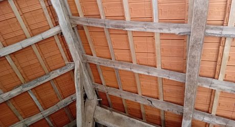    Gourdon, Maison en Pierre  à rafarichir  avec hangar et garage 