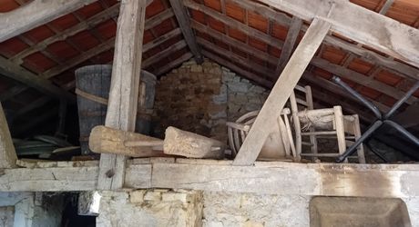    Gourdon, Maison en Pierre  à rafarichir  avec hangar et garage 