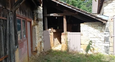    Gourdon, Maison en Pierre  à rafarichir  avec hangar et garage 