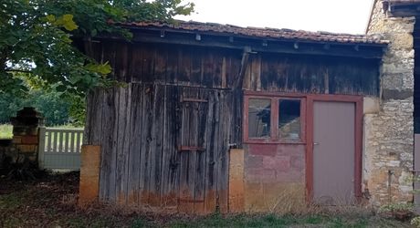    Gourdon, Maison en Pierre  à rafarichir  avec hangar et garage 