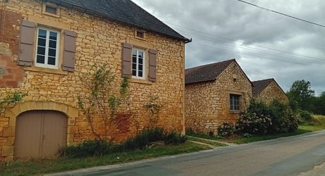    Gourdon, Maison en Pierre  à rafarichir  avec hangar et garage 
