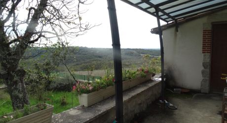   Région Cahors, Charmante Maison en Pierre avec Dépendances, Terrasse, Terrain de Pétanque et 3 Hectares de Terrain