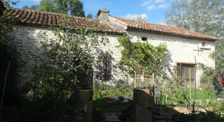   Région Cahors, Charmante Maison en Pierre avec Dépendances, Terrasse, Terrain de Pétanque et 3 Hectares de Terrain