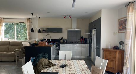 7 mn nord cahors. Contemporaine de 166 m² habitables avec vue . Prestations de qualité 