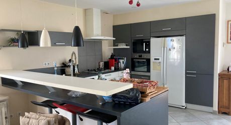 7 mn nord cahors. Contemporaine de 166 m² habitables avec vue . Prestations de qualité 