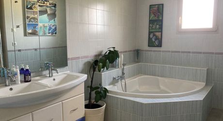 7 mn nord cahors. Contemporaine de 166 m² habitables avec vue . Prestations de qualité 
