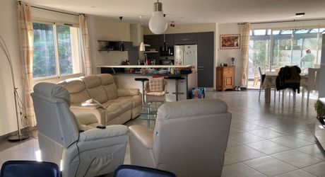 7 mn nord cahors. Contemporaine de 166 m² habitables avec vue . Prestations de qualité 