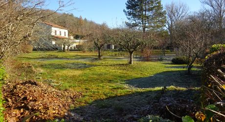 Maison en pierre dans un village 