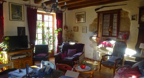 Maison en pierre dans un village 