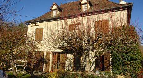 Maison en pierre dans un village 
