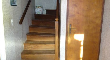 Maison en pierre dans un village 