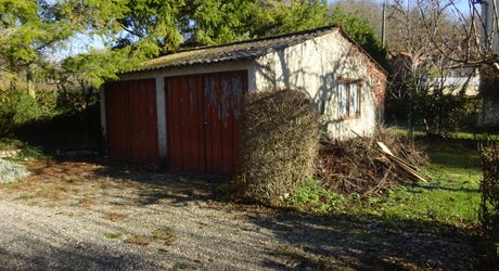 Maison en pierre dans un village 