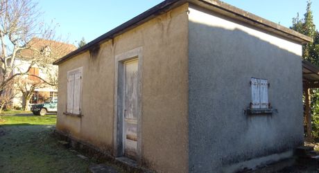 Maison en pierre dans un village 