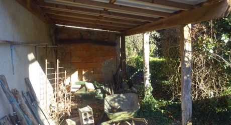 Maison en pierre dans un village 