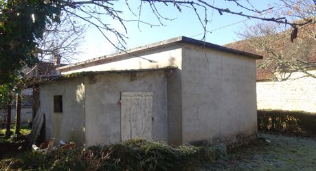 Maison en pierre dans un village 