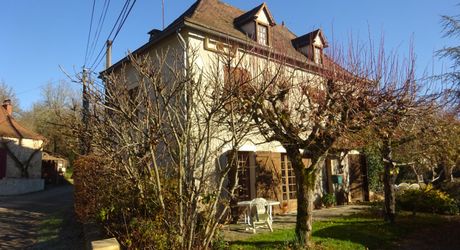 Maison en pierre dans un village 