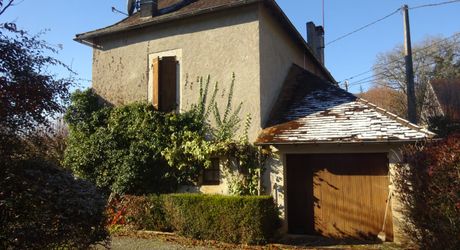 Maison en pierre dans un village 