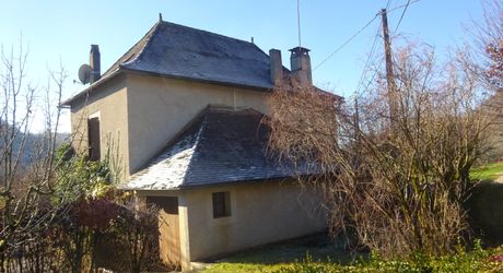 Maison en pierre dans un village 