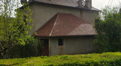 Maison en pierre dans un village 