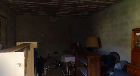 Maison en pierre dans un village 
