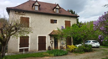 Maison en pierre dans un village 