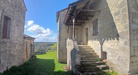 ensemble en pierre à restaurer totalement 20 mn nord de Cahors 