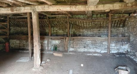 ensemble en pierre à restaurer totalement 20 mn nord de Cahors 