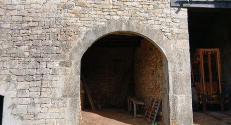ensemble en pierre à restaurer totalement 20 mn nord de Cahors 