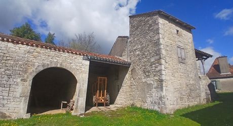 ensemble en pierre à restaurer totalement 20 mn nord de Cahors 