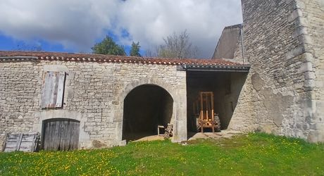 ensemble en pierre à restaurer totalement 20 mn nord de Cahors 