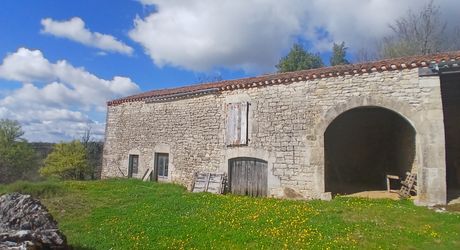 ensemble en pierre à restaurer totalement 20 mn nord de Cahors 