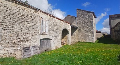 ensemble en pierre à restaurer totalement 20 mn nord de Cahors 