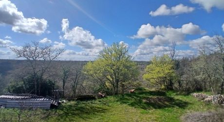 ensemble en pierre à restaurer totalement 20 mn nord de Cahors 