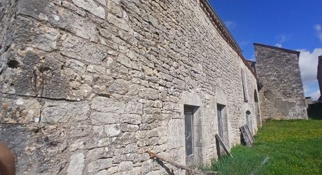 ensemble en pierre à restaurer totalement 20 mn nord de Cahors 