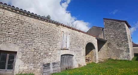 ensemble en pierre à restaurer totalement 20 mn nord de Cahors 