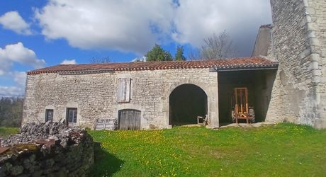 ensemble en pierre à restaurer totalement 20 mn nord de Cahors 