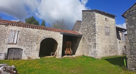 ensemble en pierre à restaurer totalement 20 mn nord de Cahors 