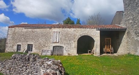 ensemble en pierre à restaurer totalement 20 mn nord de Cahors 