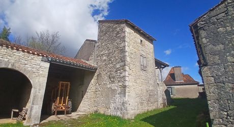 ensemble en pierre à restaurer totalement 20 mn nord de Cahors 