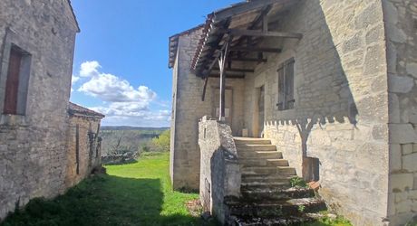 ensemble en pierre à restaurer totalement 20 mn nord de Cahors 