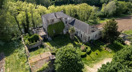Vallée du lot Ouest- En campagne isolée ancienne ferme avec 29 ha attenants