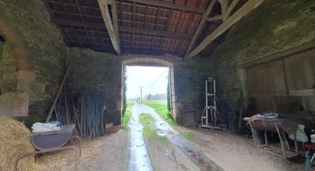 Vallée du lot Ouest- En campagne isolée ancienne ferme avec 29 ha attenants