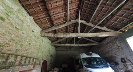 Vallée du lot Ouest- En campagne isolée ancienne ferme avec 29 ha attenants