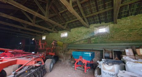Vallée du lot Ouest- En campagne isolée ancienne ferme avec 29 ha attenants