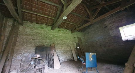 Vallée du lot Ouest- En campagne isolée ancienne ferme avec 29 ha attenants